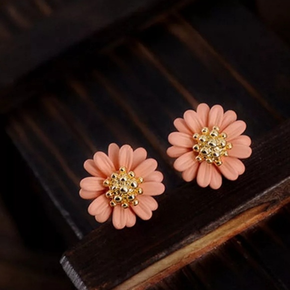 Daisy Gold Earrings - Picture 2 of 5